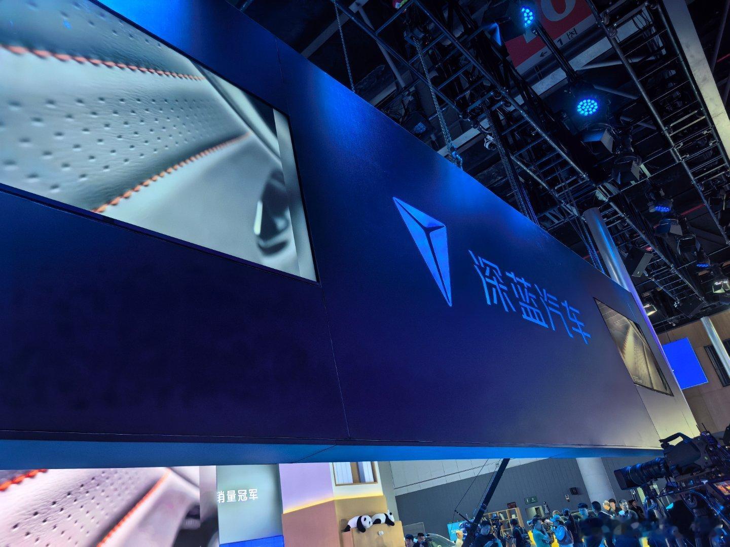 2025成都车展刚在成都车展摸到全新深蓝S07，不得不说，科技感直接溢出来，直接