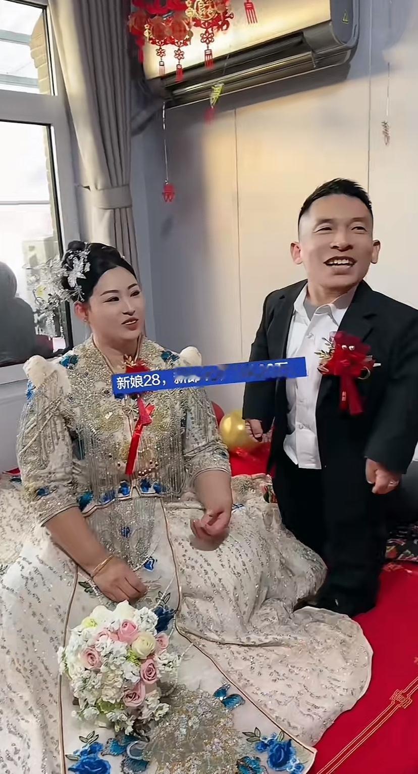佩服！新郎绝对才华过人，不然那么大年纪，还能找到漂亮老婆！大龄男青年看看，要立起