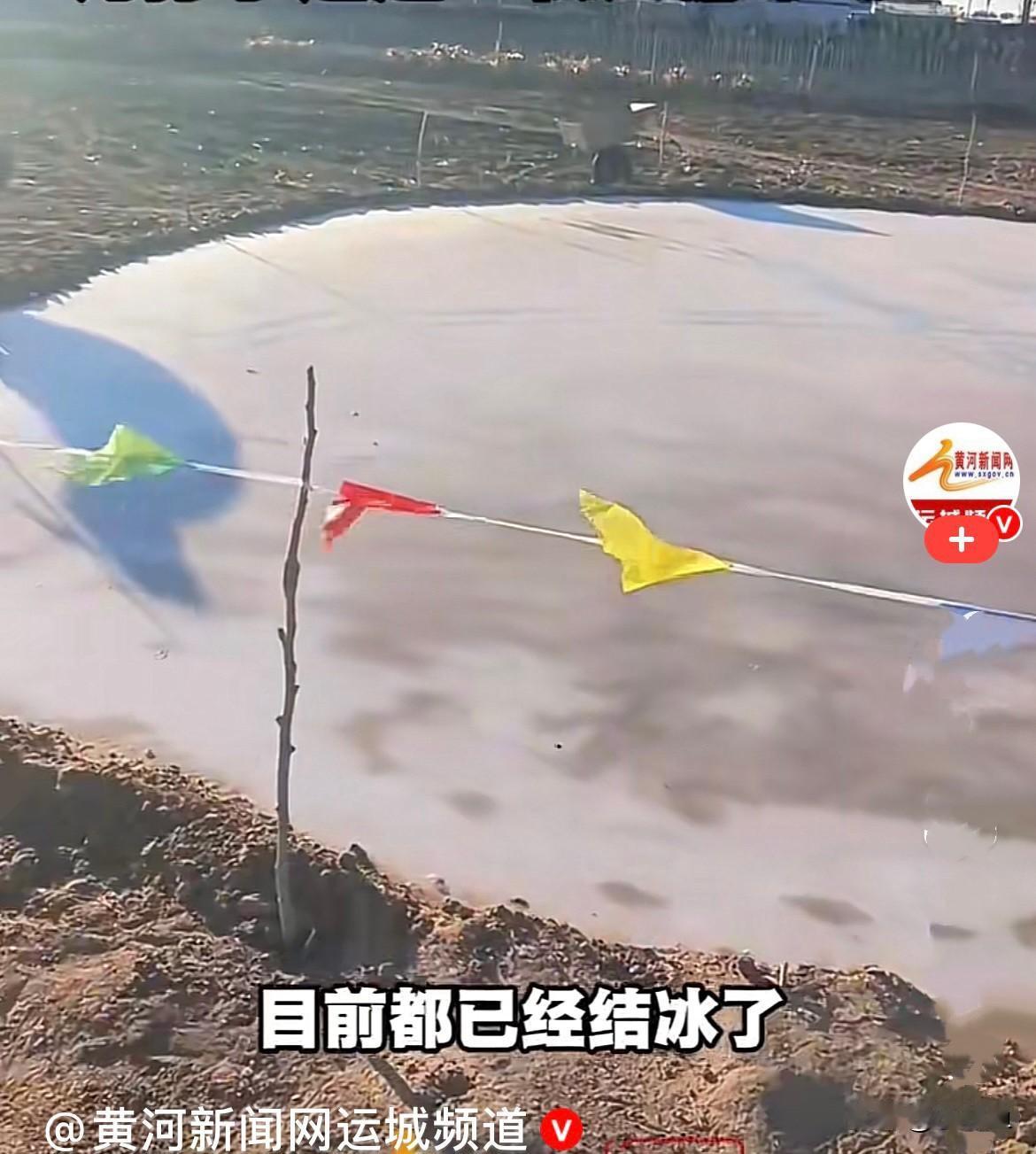 看看东北爷爷是怎样宠孙子的！近日沈阳已经冷了，可以结冰了，一孙子和爷爷说要一个