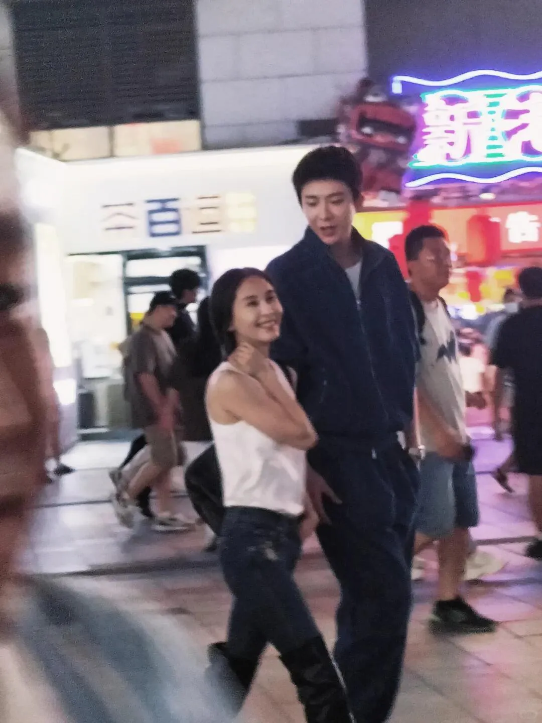 有谁能认出来他们是哪两个明星吗，突然想不起来了