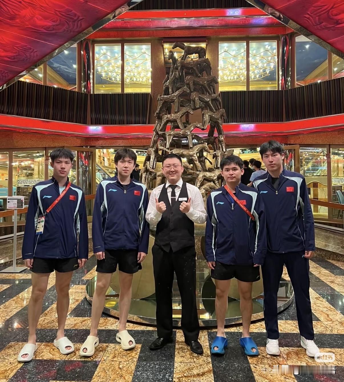 邮轮工作人员晒了和王楚钦、黄友政、林诗栋温瑞博的合影，林诗栋又穿上他的蓝色拖鞋了