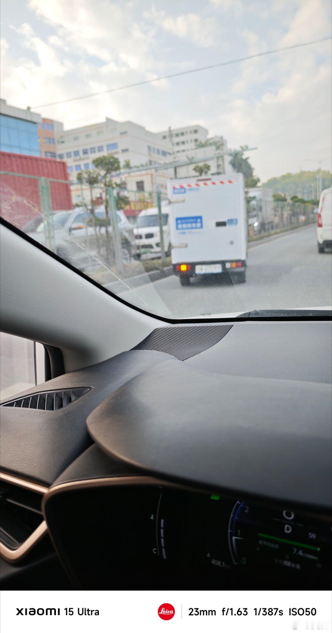 这台无人驾驶的小车，打着左转向灯在跟墙较劲，于是我们都被堵了一长溜