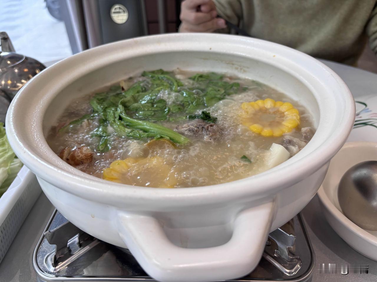 芳村花园对面，清汤羊肉煲相当美味！除了常规的玉米白萝卜甘蔗，这里面加了椰子肉、沙