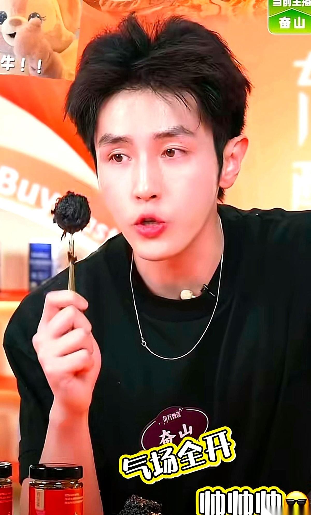 东方甄选那个营养号的直播间，出了个狠人。当时天权正播着，评论区突然有人刷屏：隔