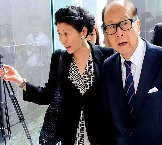 2006年时年45岁的周凯旋，与李嘉诚年龄相差33岁。 其貌不扬的周凯旋，不