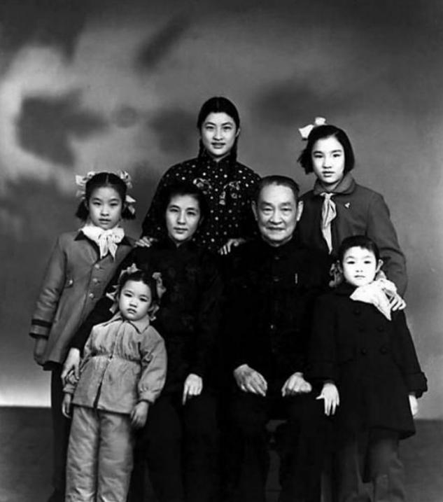 🌞1938年7月，17岁的郭翼青在新婚之夜躺在床上，泪水模糊了双眼，身边是
