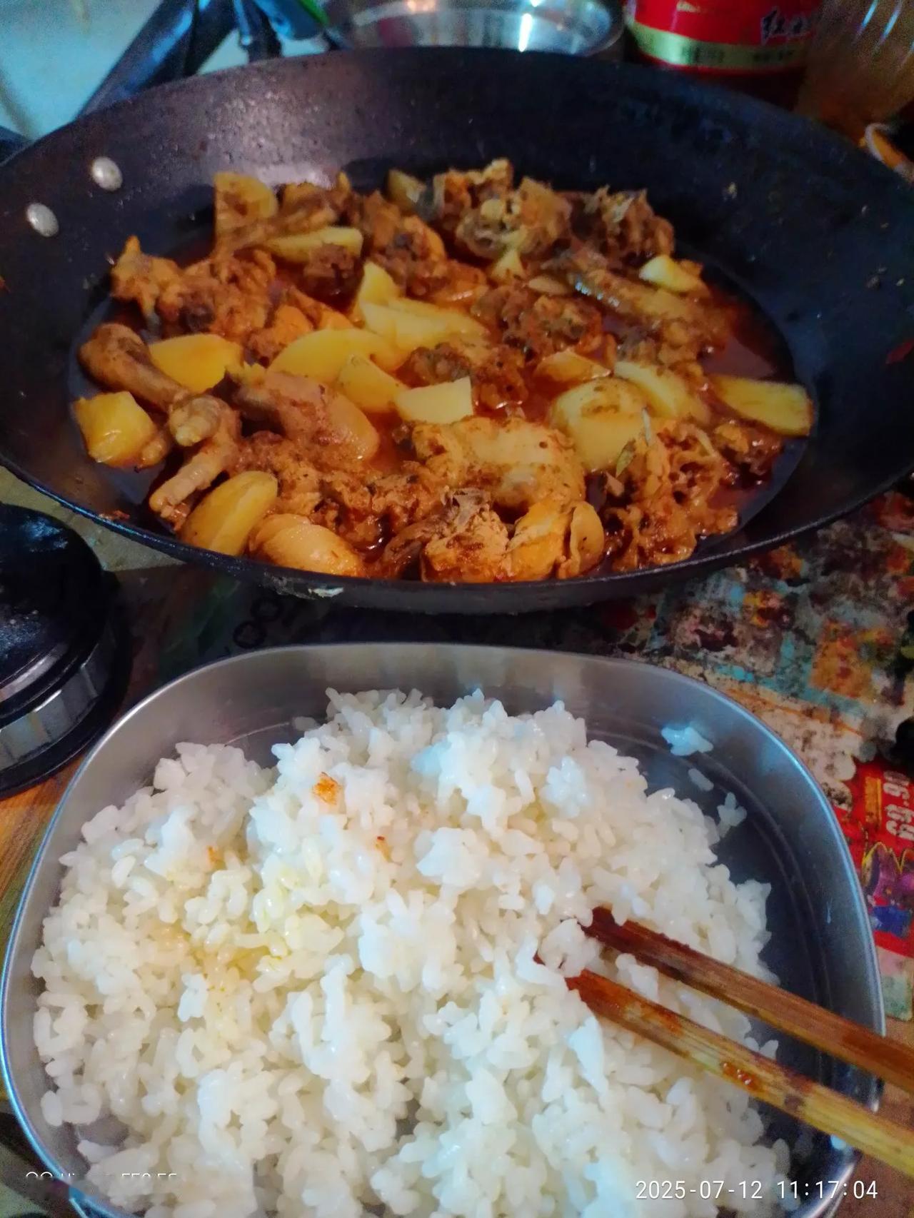 网上买了一只鸡，13.5元，买了5斤土豆5块钱，做了一个土豆烧鸡，上面放饭盒，蒸