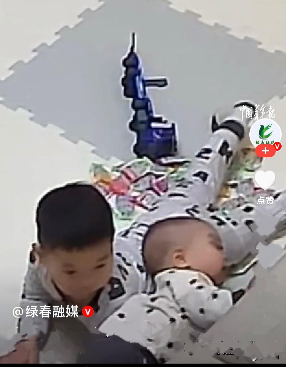 近日，辽宁沈阳一爸爸把不到一岁的小儿子放沙发上之后，他就进屋取东西去了，2岁多的