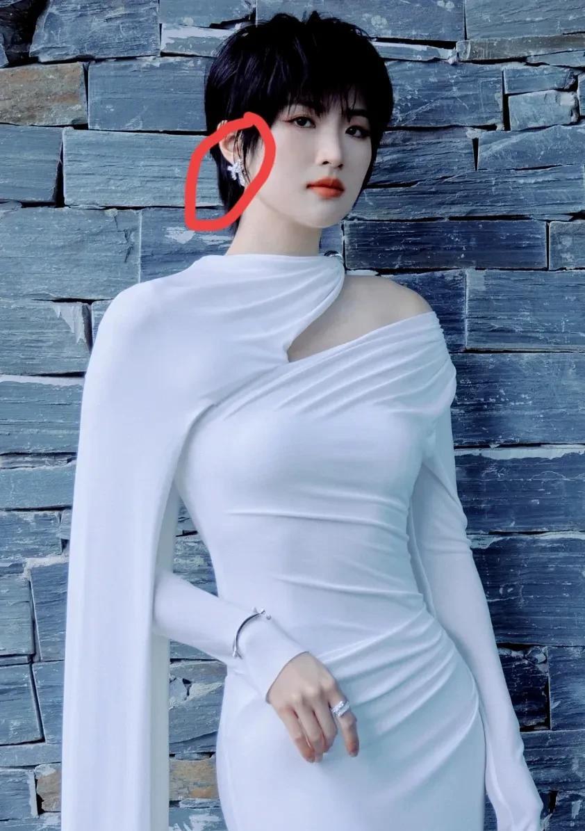 这两天姚安娜彻底出圈了不是因为她是华为任正非的女儿，也不是因为她的演技有多好，