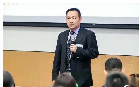 卢麒元，一直以思路清奇、语言犀利著称的财经评论人，这次把“炮口”对准了一类人——