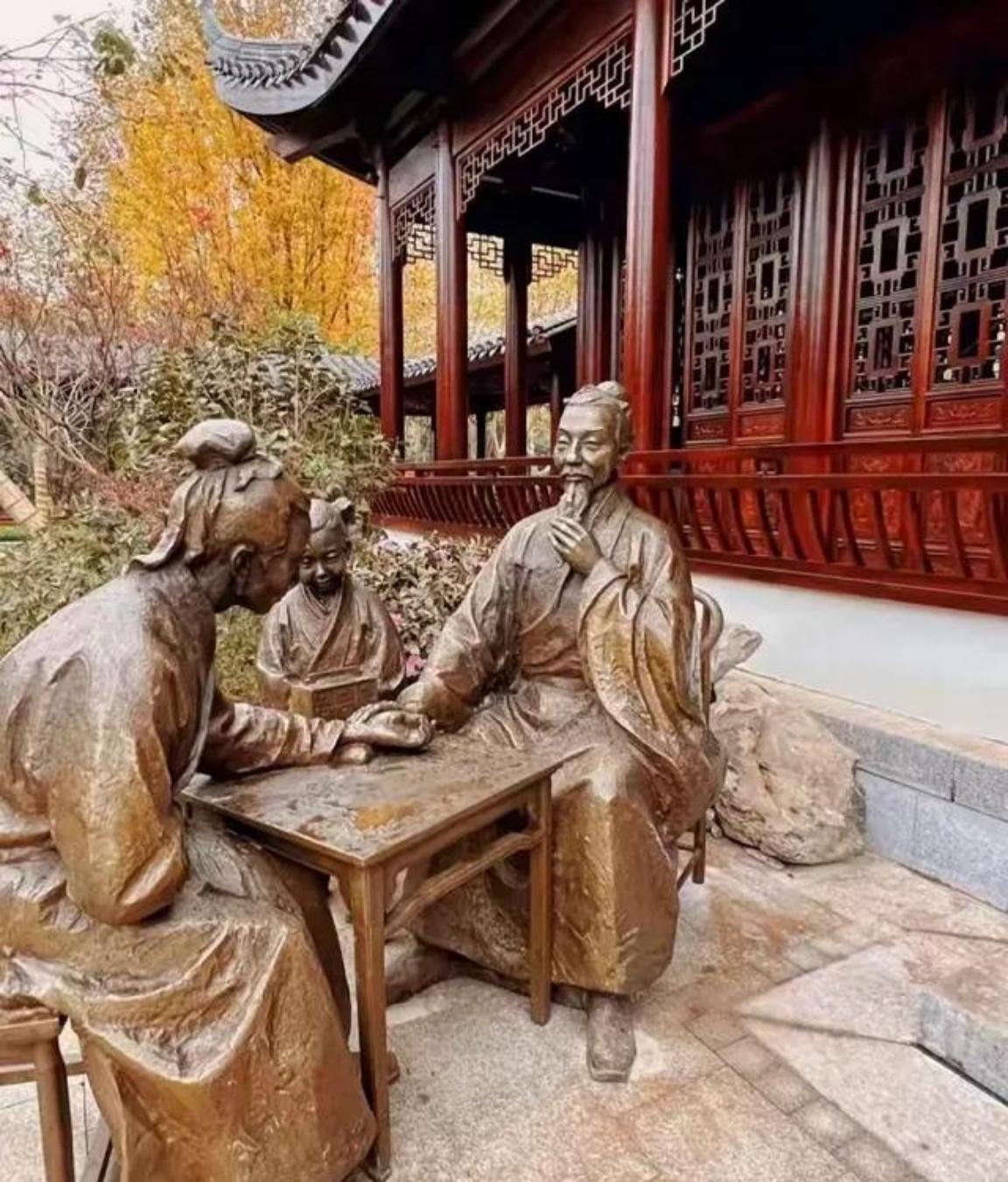 元代，朱丹溪出诊路上，池塘边，一女子在洗衣，便拉住同行的侄子说：“你快上前抱住这