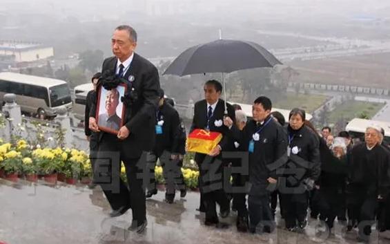 2011年11月3日，华国锋同志骨灰由亲属护送，抵达家乡山西交城卦山南麓的墓地安