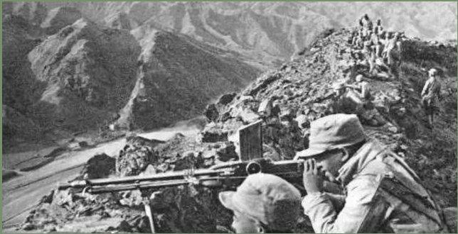 1942年河北，700八路军遭1800日伪军合围，日军士兵伪装潜入企图刺杀指挥员