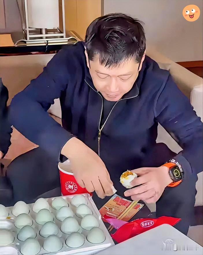 🔥国乒教练邱贻可啃咸鸭蛋引热议！网友瞎操心：别惹无妄之灾国乒教