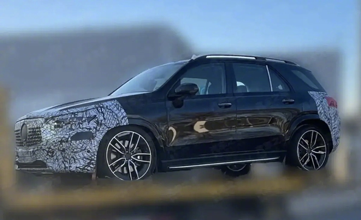 国产奔驰GLE路试图。和海外新款GLE同步更新，轴距预计3米1左右，后排座椅座垫