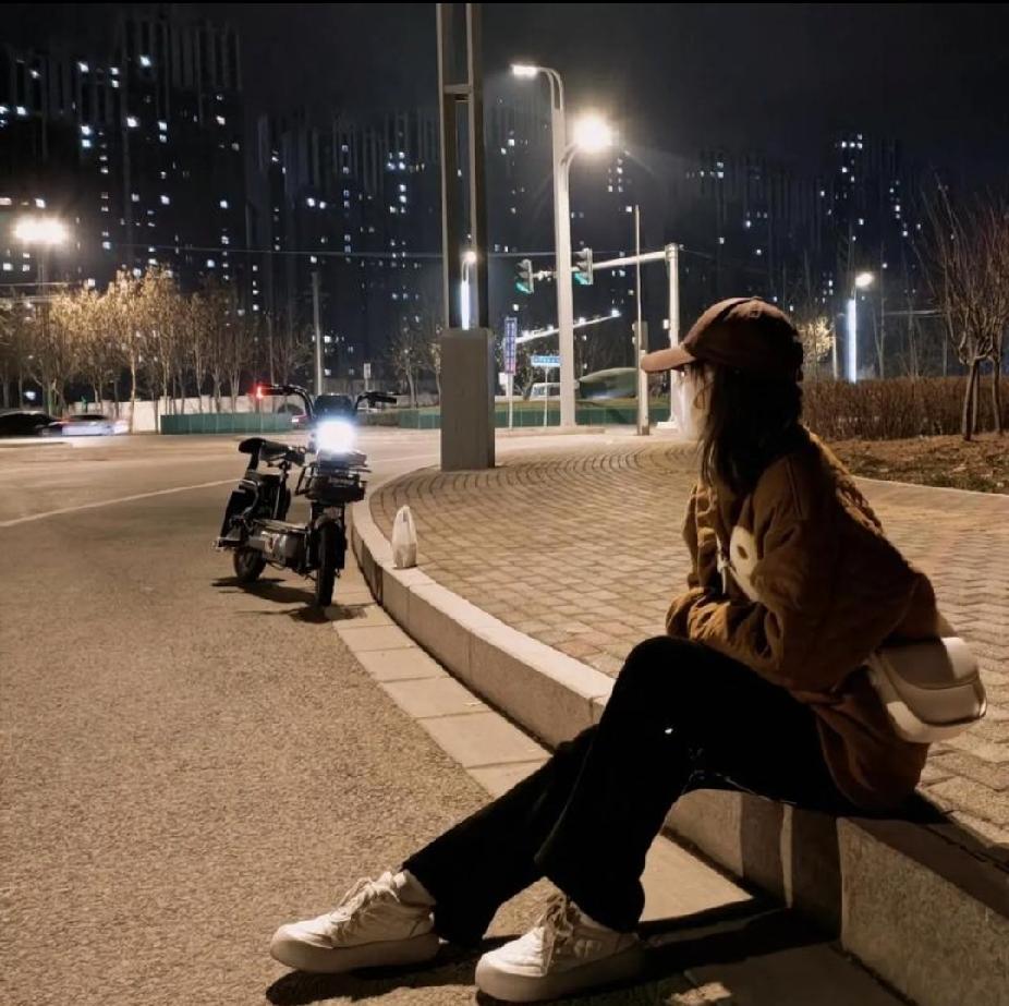 有次我们几个没事去洗大澡，出来穿衣服的时候，有个同事的内裤从柜子里掉到地上，正好