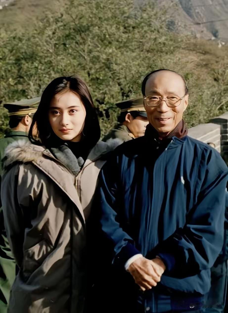 看到这张1991年陈德容和邵逸夫在长城的照片，真是感慨时光。那年陈德容才17岁，