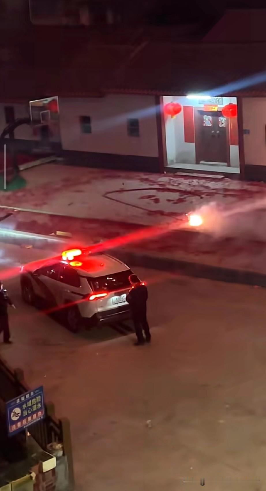 大年初一放鞭炮，警车直接开到家门口！大年初一，我家隔壁那户人家，为了图个“