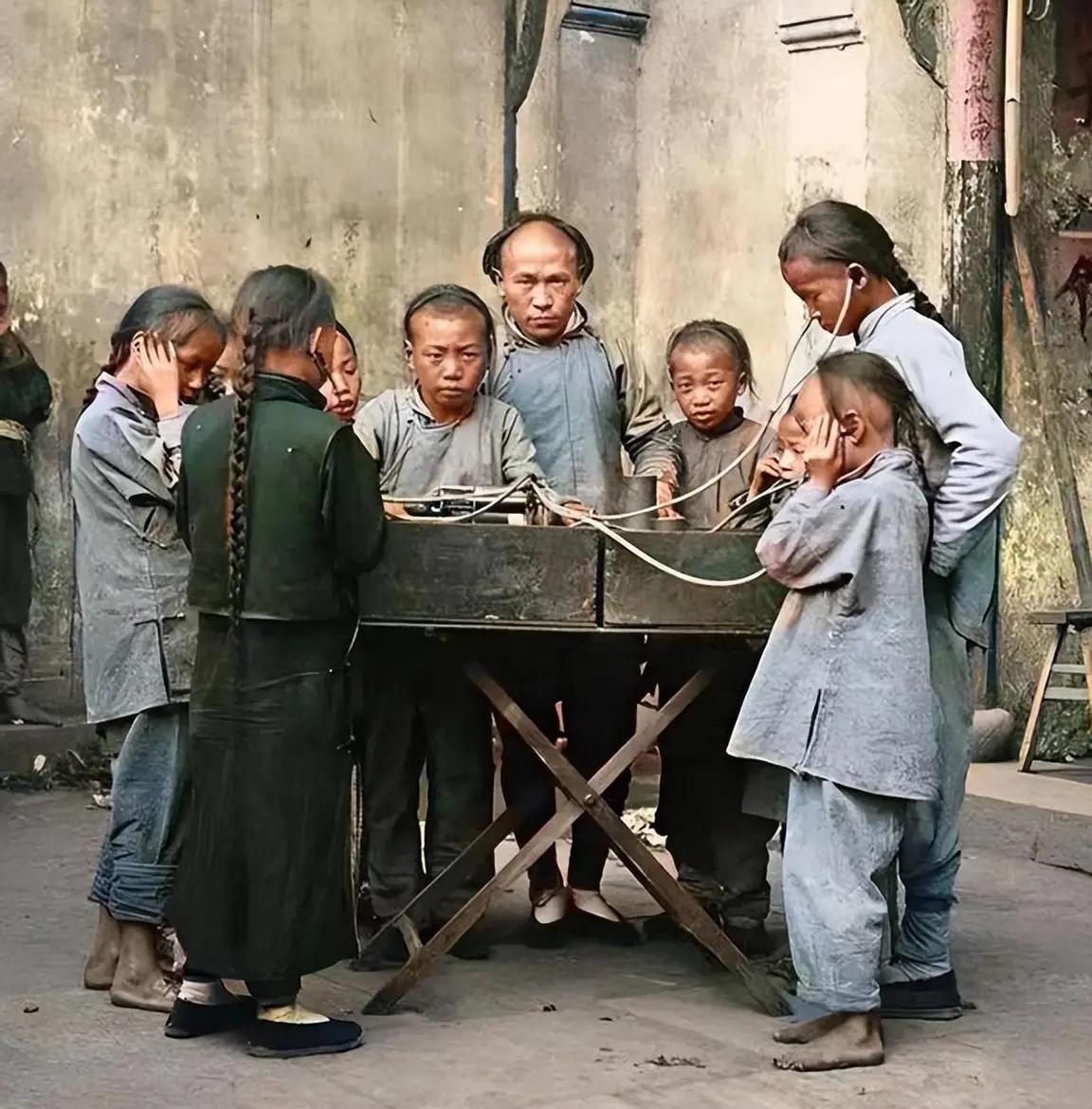 王铎：民国的孩子这是在听什么呢？是听电戏吗？还是什么唱片？不清楚。