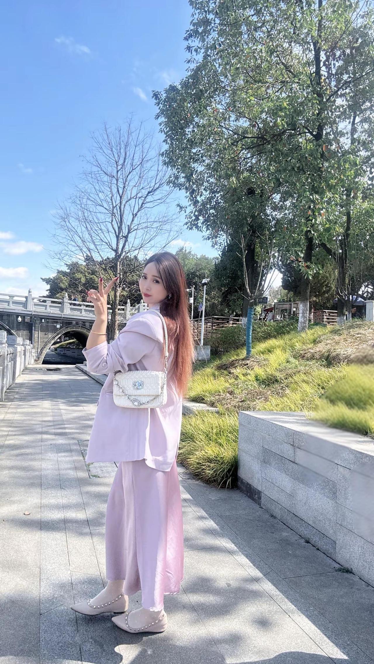 人生如戏，戏如人生，每个人都是自己人生的主角，一声啼哭开场，从此尝遍人生喜怒哀乐