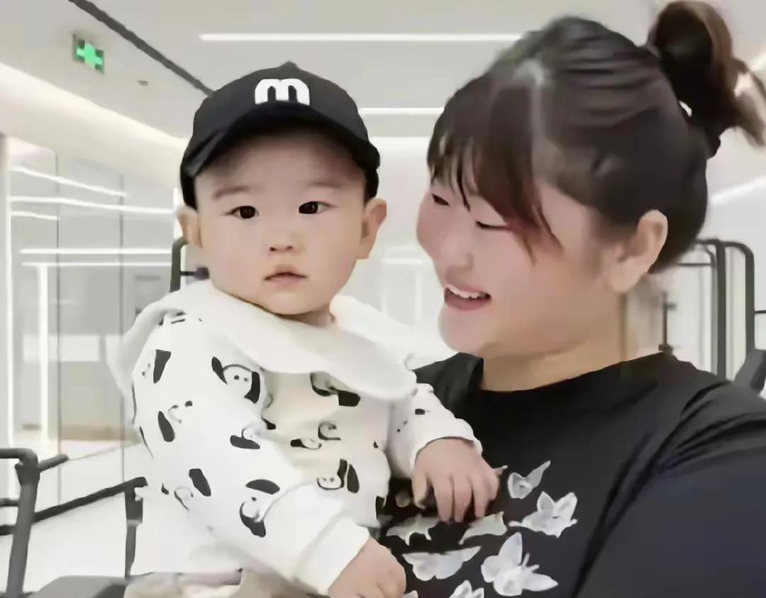 我们不能以貌取人，大衣哥朱之文的闺女，朱小伟的妹妹朱雪梅，瘦下来之后，还是挺好的