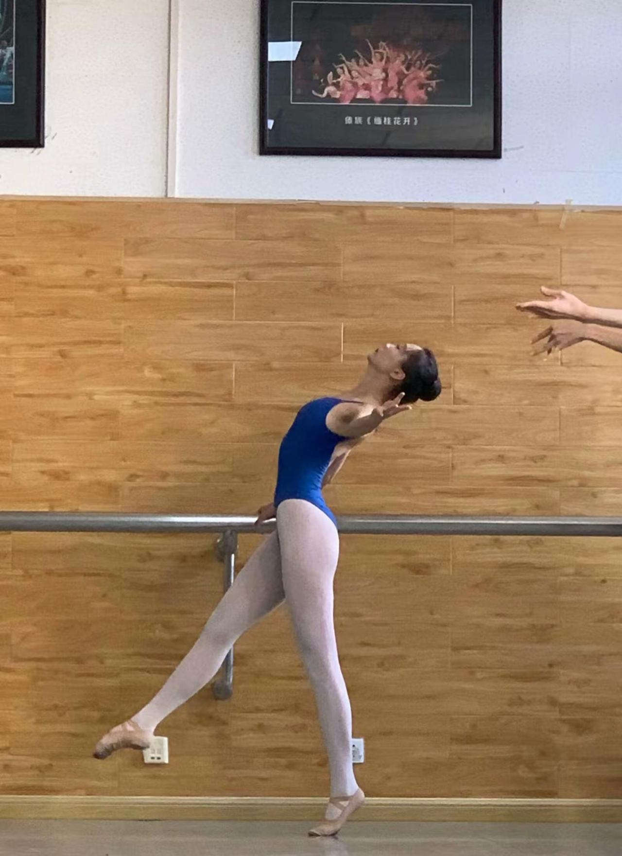 你越是想摆脱这红尘俗事，越是被它缠得寸步难行。