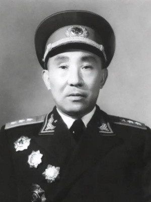 1937年，一走散的西路军战士在村里突然遇到两个马家军骑兵。回去，躲闪，都会引起