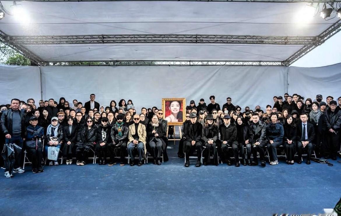 金宝山的风，吹不干阿雅脸上的泪。具俊晔亲手雕的S，冷冰冰的。但全场最炸裂的，