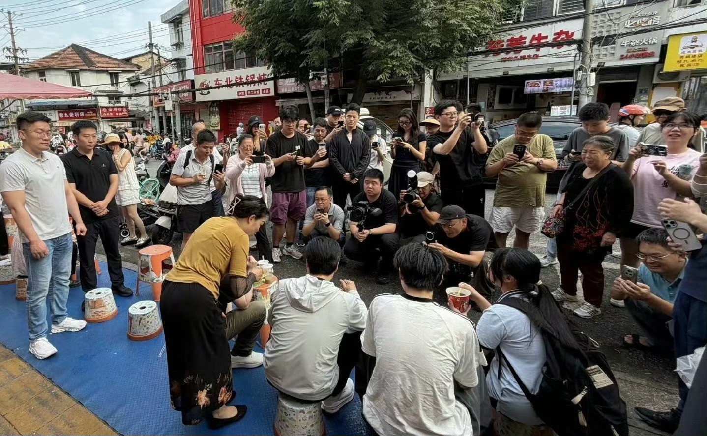 雷军澄清早餐被骂装其实这个雷军就只带了摄影师和一个文旅的工作人员。应该就是两个拿