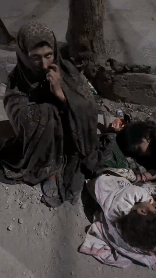 一名中国男子在伊拉克街头偶遇一位妈妈带着两个孩子在街头乞讨。男子看她们非常可怜