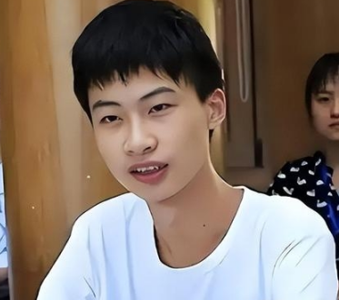 面对美国关税施压，中国却挺身而出一位狠人！这位95后科学家庞众望，曾获清华校长上
