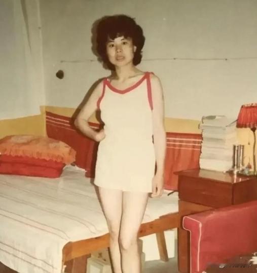 1987年，辽宁抚顺毛纺厂。财务会计赵曼曼下班后，在员工宿舍冲完热水澡，穿着性感