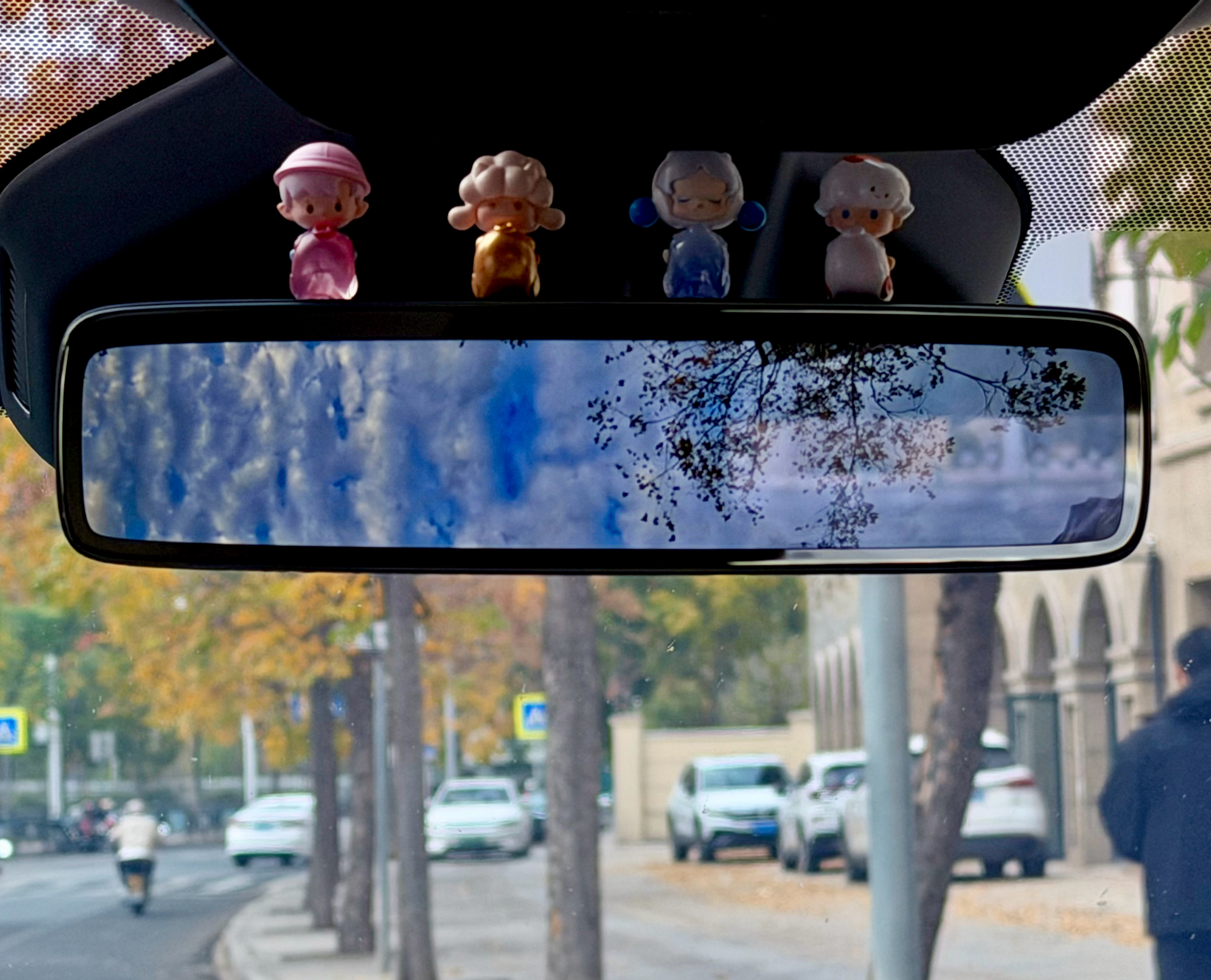 当我的尾门打开朝上时，通过流媒体，就有了这么一个很美的画面