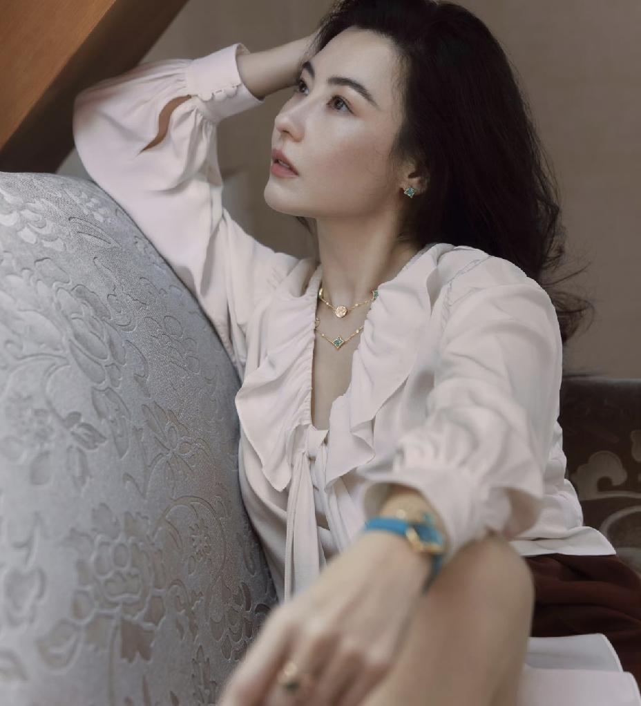 张柏芝绝绝子呀8月31日上午，张柏芝工作室更新社交动态，晒出一组杂志高清大