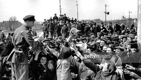 苏德开战之后，乌克兰迅速沦陷成为德国的粮仓，从41年夏一直到44年春，德军一共从