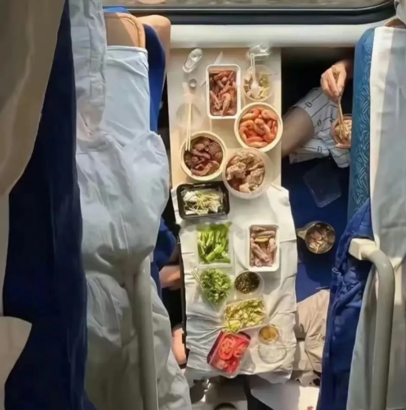 火车上铺拍的，太有情调了