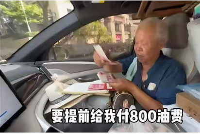 80岁老人被子女嫌弃，花3500元打1200公里顺风车回河南老家。老人带了半桶油