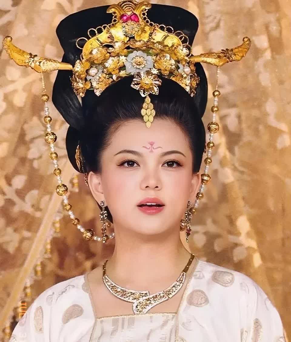 终于知道李湘为什么很多人说她游手好闲，碌碌无为了，其实她背后是有高人指点
