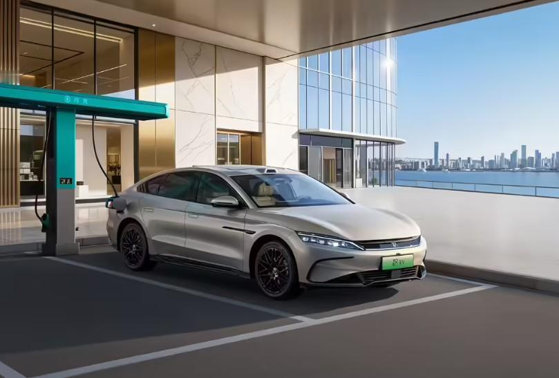 17.98万起，比亚迪汉EV闪充版正式上了。800V高压平台+二代刀片电池，