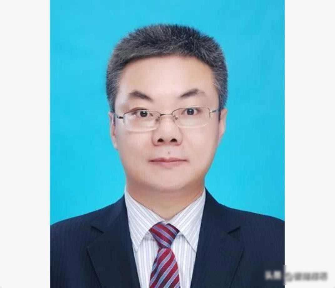 博士未毕业带博士生，体制内本科升副书记，高校两条路谁更稳？浙江大学有位叫闵超