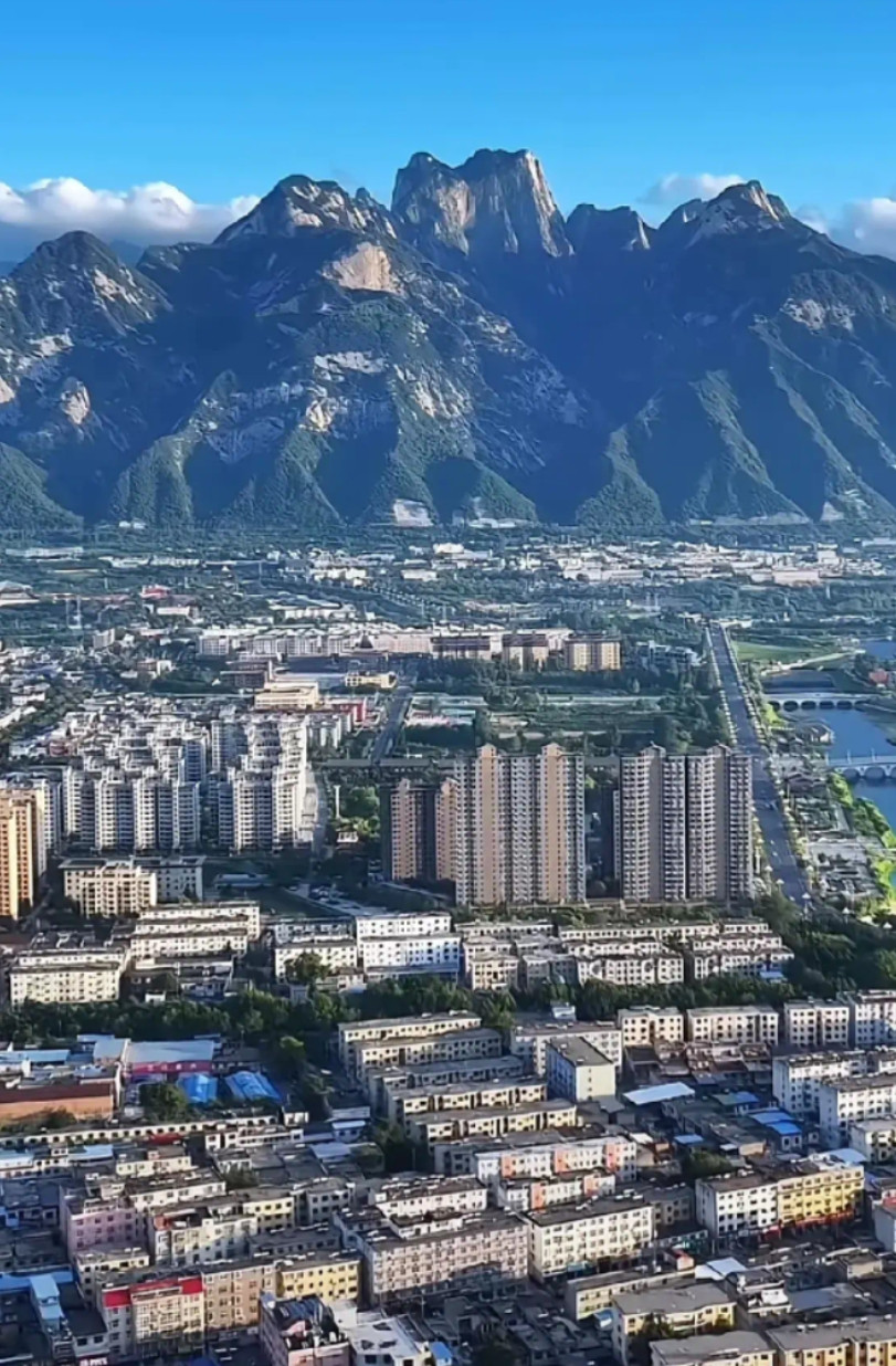 长镜头拍摄的华山，这样看也不怎么高哦！