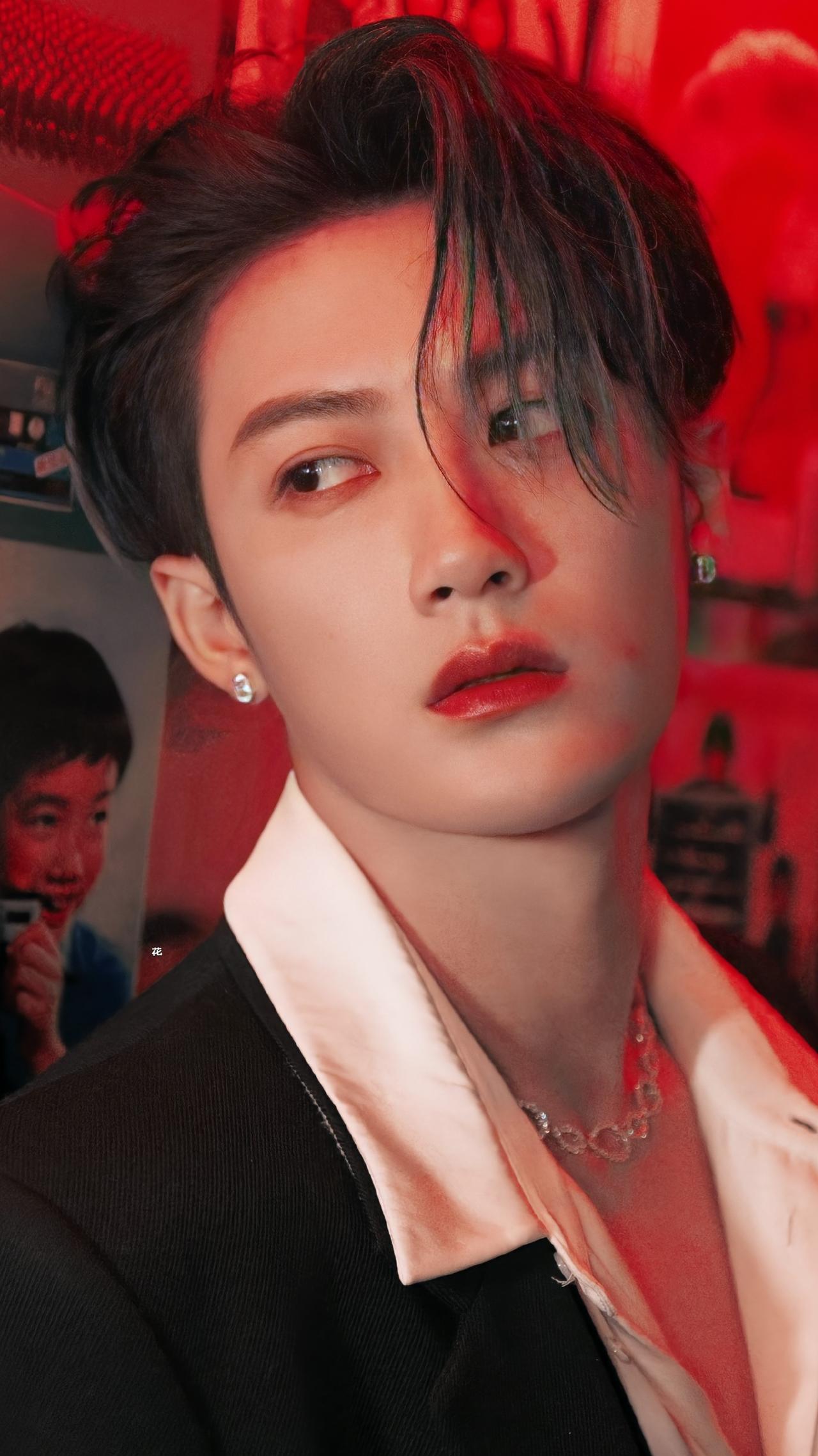 檀健次会成为下一个李某峰吗？近日，男明星檀健次深陷舆论风波，被爆与小女友年龄