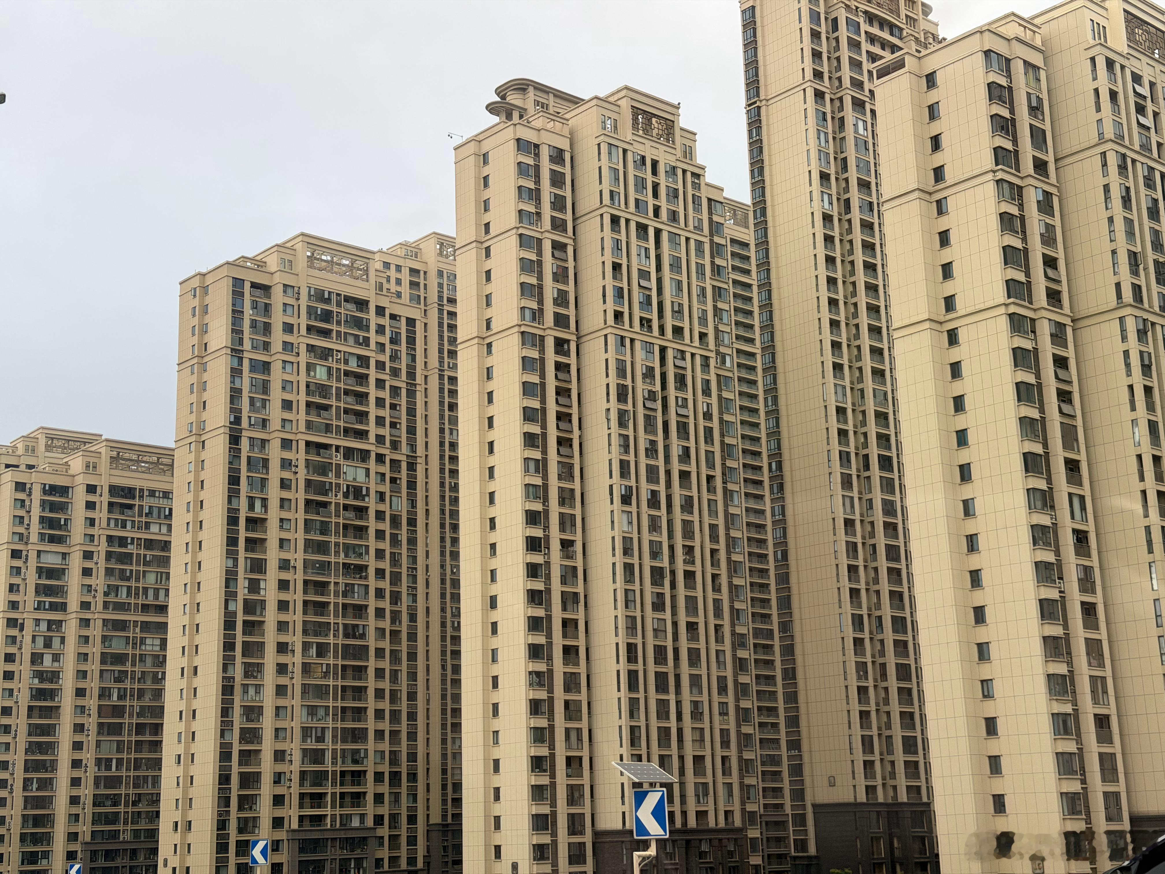 拼命地奔波，都是为了在自己的城市，有属于自己的一个落脚的地方，有属于自己的一个家