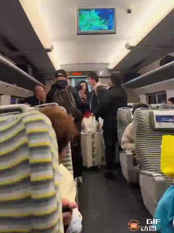 一辆高铁上，一位大爷霸占了小伙的座位，对他说“人要做好事”，想要以此继续占着座位