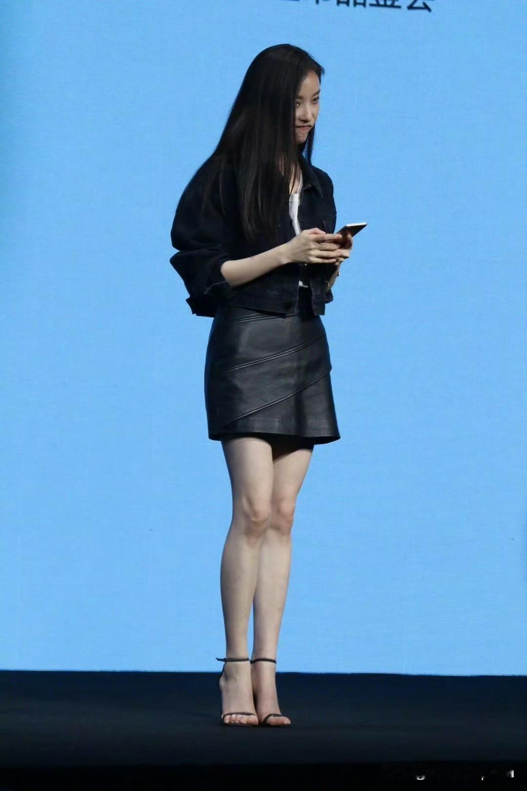 倪妮这身全黑look真的好美了！短外套+皮裙的组合直接把腿长拉到两米八，这比例