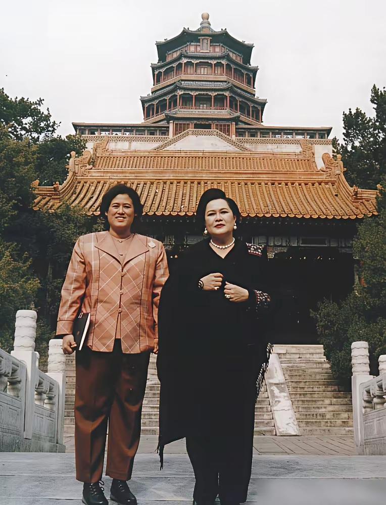 网上流传出一张泰国王室的老照片。70岁的诗丽吉太后全身挂满珠宝，气场十足，一辈子