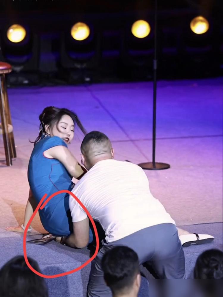 笑果1400万罚款的坑还没填平，李波就敢在台上直接抱男人？这胆子真不是一般的大。