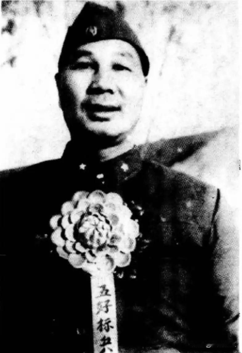 这张珍贵老照片拍摄于1958年10月,一位44岁的中年将军被分配到连队担任战士,