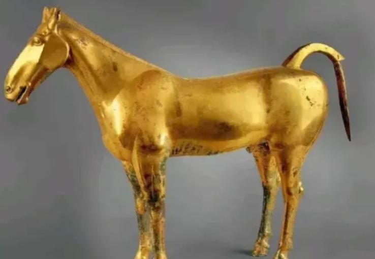 1981年，陕西一老农在田里干农活时，意外挖到一匹26公斤重的大金马。太阳刚