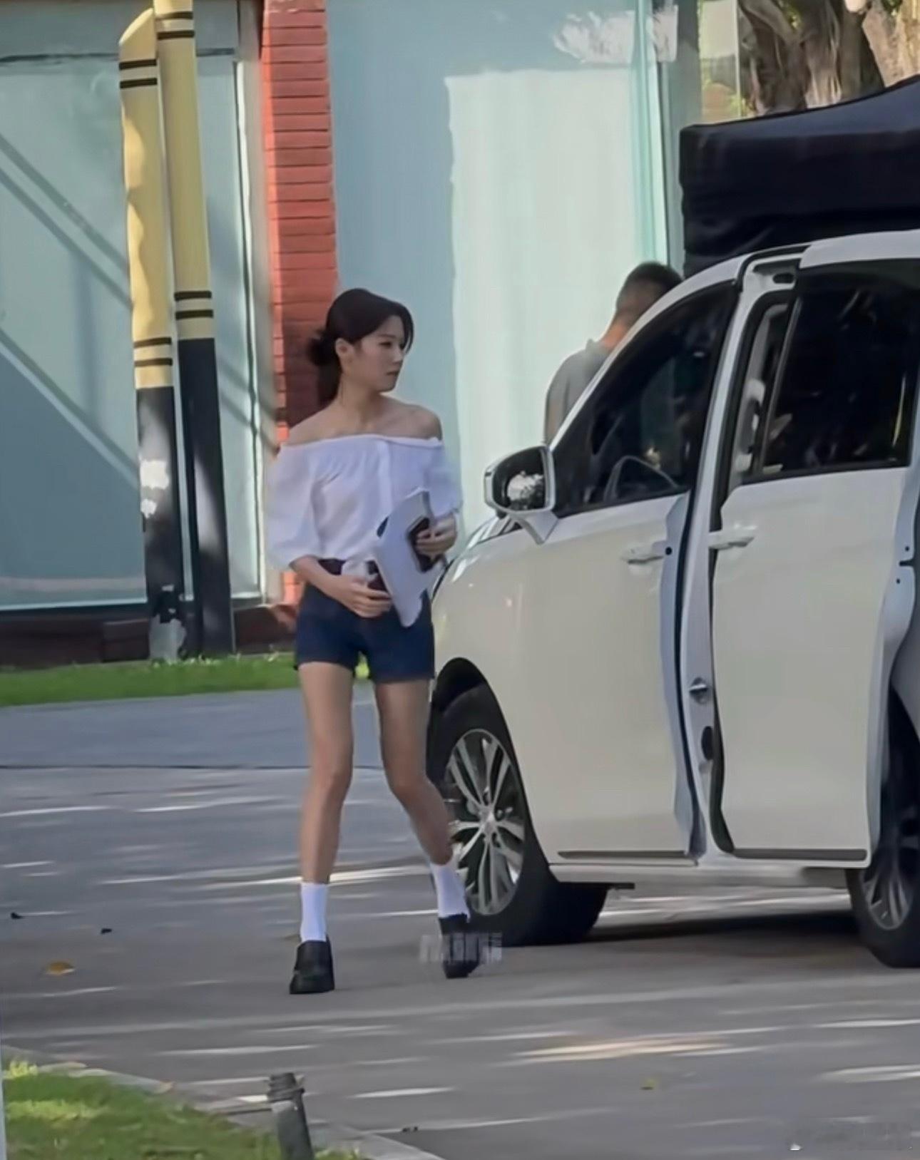 卢昱晓偷偷瘦下来惊艳路人，连带体态都变好了​​​